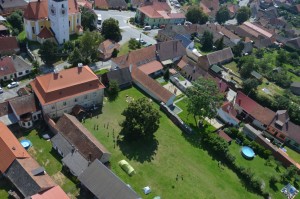 fara se zahradou a dětmi